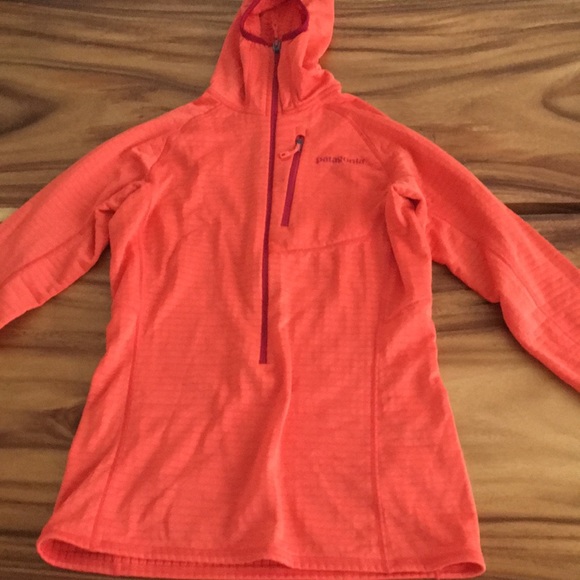 Patagonia Tops - Patagonia R 3/4 zip in orangey coral, size XS